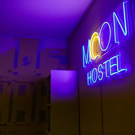 Hostel Moon