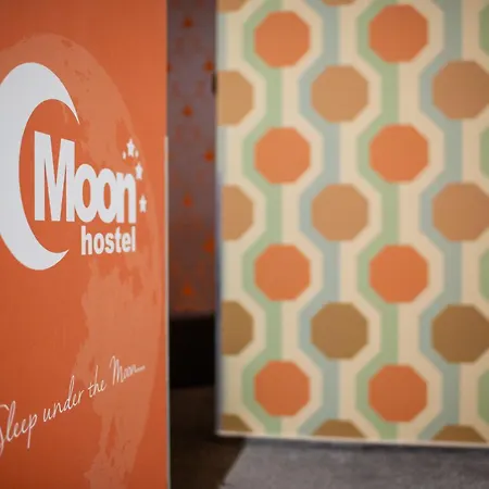 Moon بيت شباب